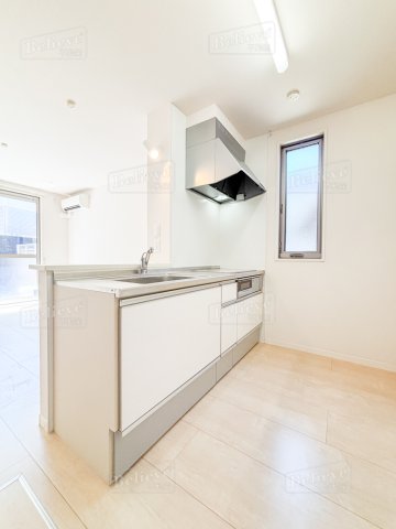 キッチン　3口コンロ・グリル付きのIHシステムキッチンです♪