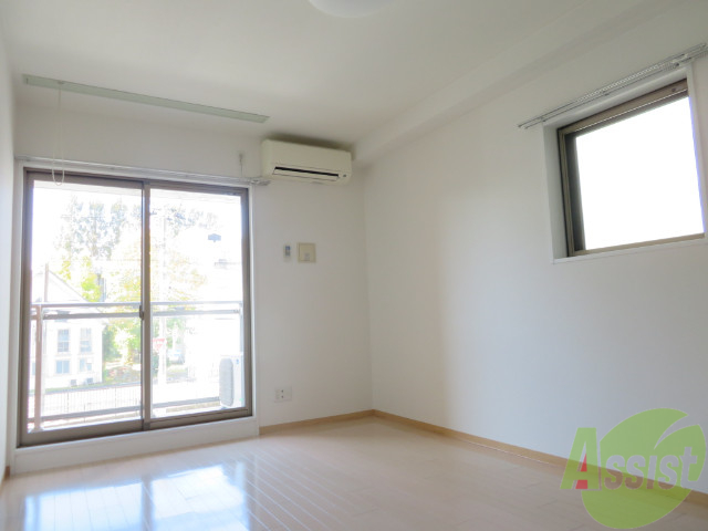 居室・リビング　陽の光が差し込む明るいお部屋は気持がいいですね～