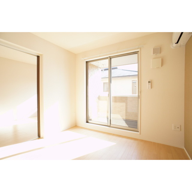 居室・リビング　高い天井の室内で随所に気遣いを感じます