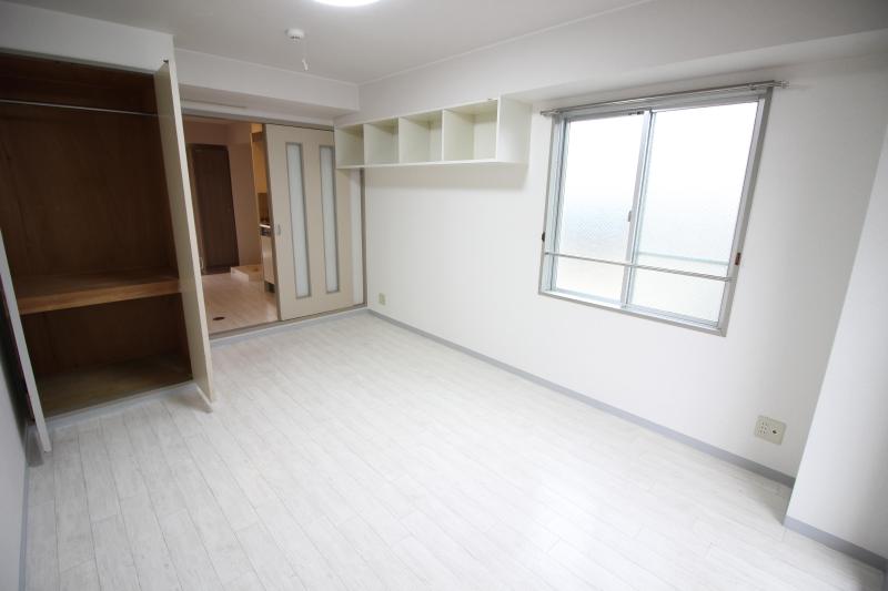 居室・リビング　１　７．６帖洋室　２面窓があるので明るいお部屋！