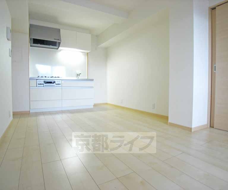 居室・リビング　広めのキッチンです。