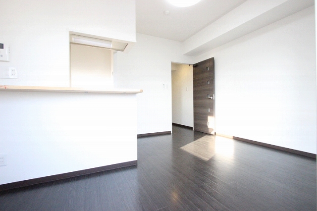 居室・リビング　同物件別号室です。