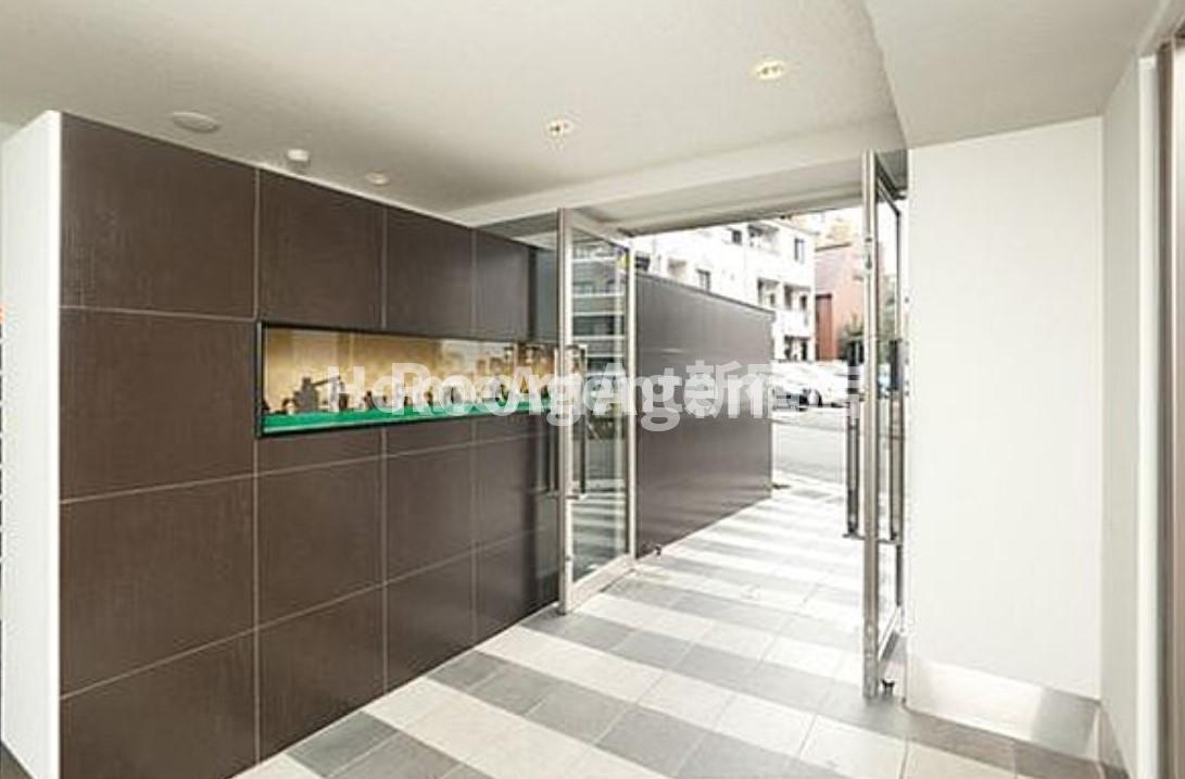 エントランス　日勤管理人！マンション隣にはショッピングセンター（80m）