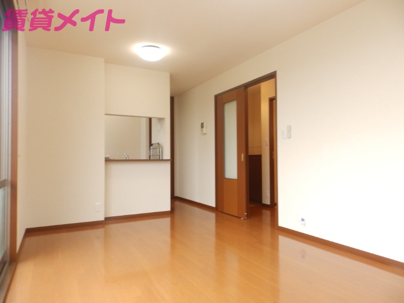 居室・リビング　同物件別室画像