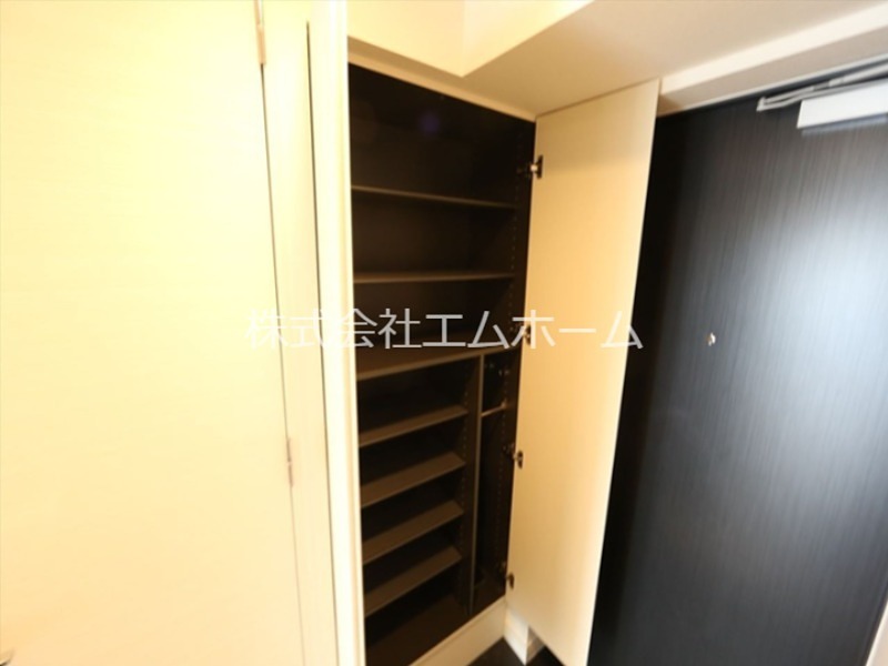 玄関　玄関　シューズボックス付（収納充実してます）