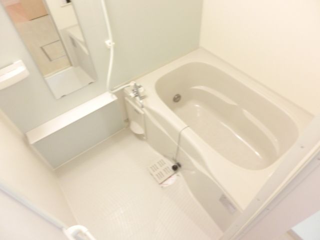 バス・シャワールーム　清潔感のあるバスルームです。