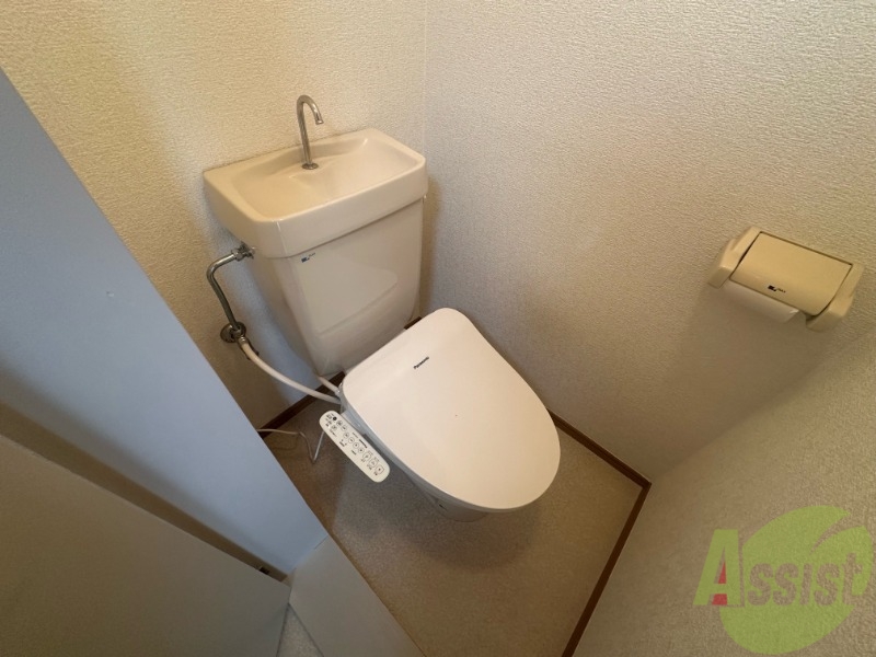 トイレ　温水洗浄便座付きのトイレは、使用しやすくうれしいですね。