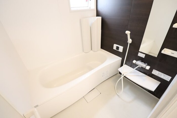 バス・シャワールーム　追い焚き給湯式浴室（小窓・浴室換気乾燥機付）