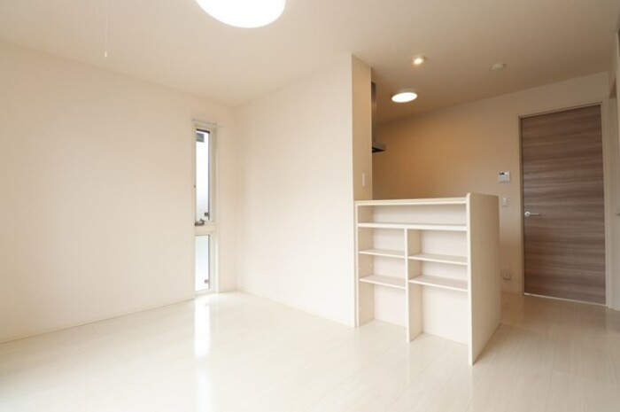 居室・リビング　リビング全景（別角度）