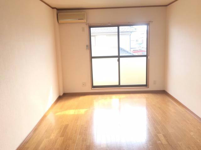 居室・リビング　陽が差し込みます。