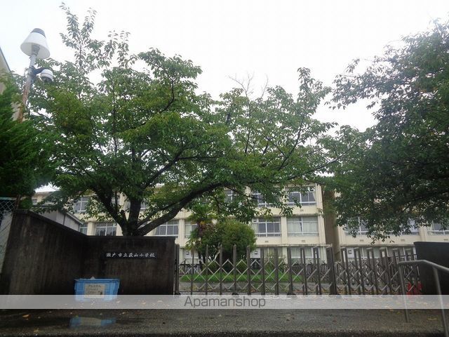 小学校　萩山小学校（小学校）まで2015m