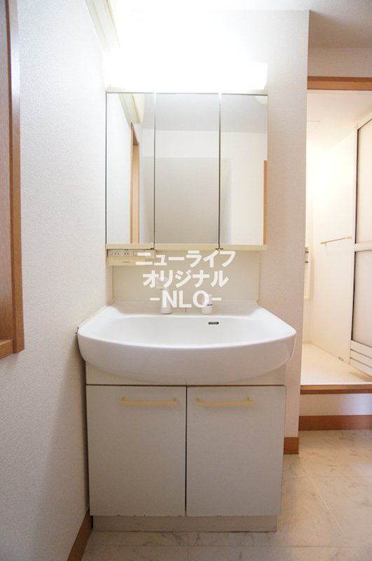 洗面設備　朝の忙しい時間に便利な独立洗面台。