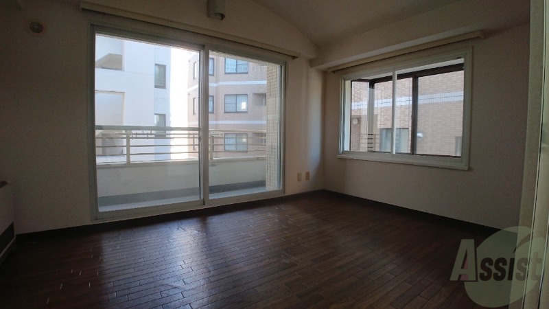 その他部屋・スペース　洋室は白いクロスにブラウンの建具が映えますね～