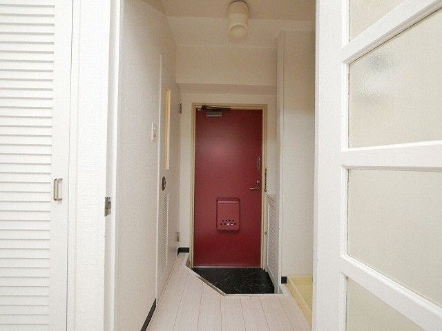 玄関　※写真は別号室です。