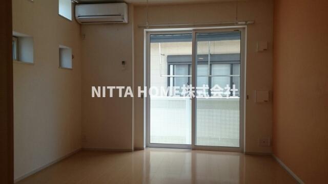 居室・リビング　７．２帖の洋室に南向きのバルコニーが付いています＊