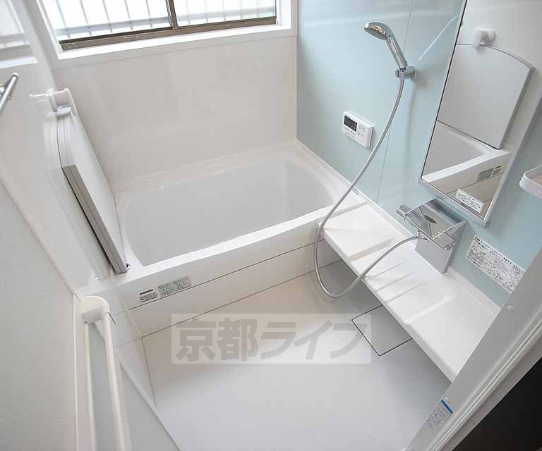 バス・シャワールーム　窓付きの大きなお風呂です。