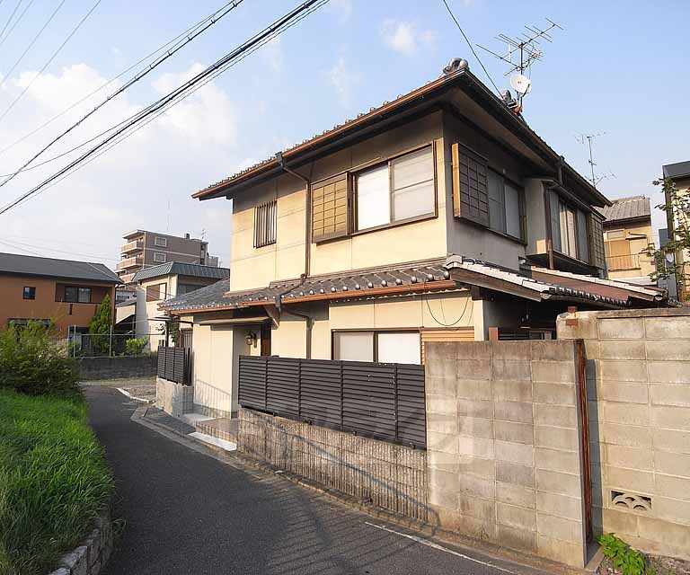 建物外観　疎水沿いの大きな貸家です。