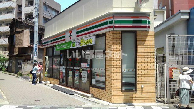 コンビニ　セブン-イレブン 板橋区役所駅東店（コンビニ）まで136m