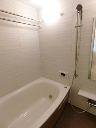 バス・シャワールーム　追い焚き機能、浴室乾燥機付きバス。