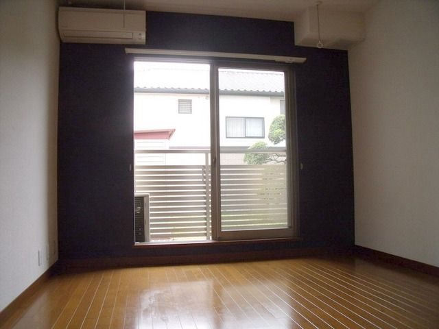 居室・リビング　落ち着いた色合いのお部屋