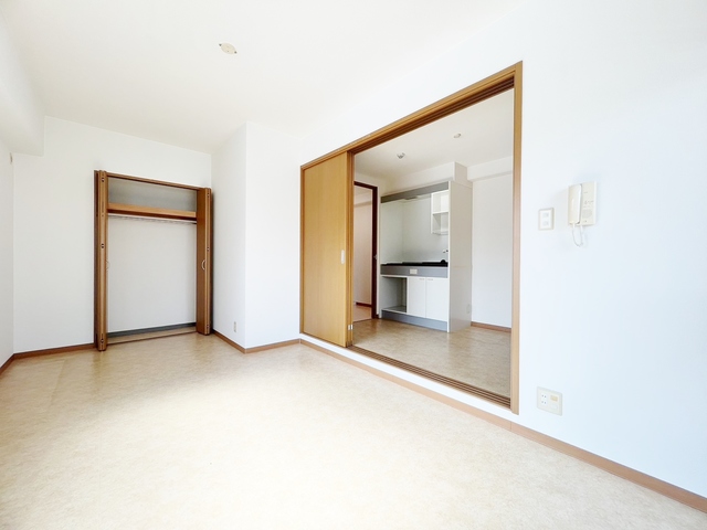 居室・リビング　８帖の洋室です