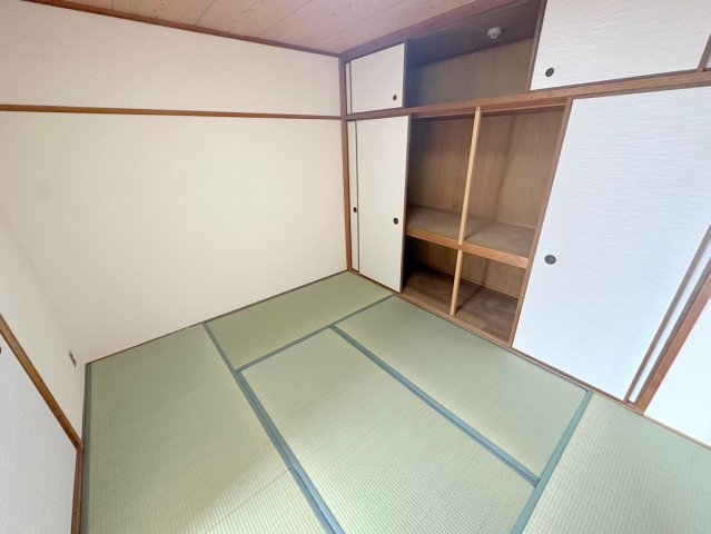 居室・リビング　このお部屋でゆったりとした和の心を感じてみましょう。