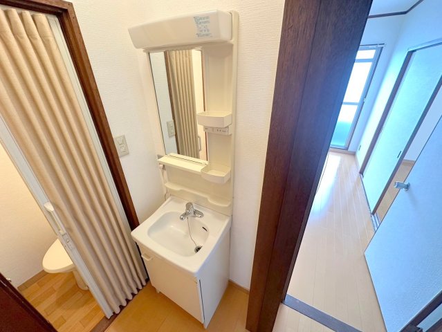 洗面設備　身支度が出来る独立洗面台です。