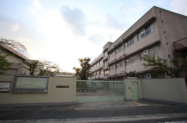 中学校　東大阪市立意岐部中学校（中学校）まで915m