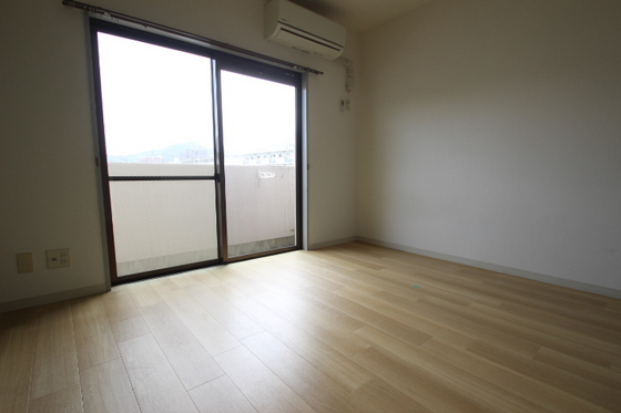 居室・リビング　※別号室の写真です