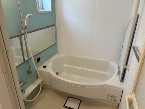 バス・シャワールーム　アクセントパネル採用のバスルームです