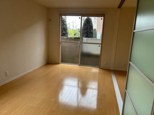 居室・リビング　バルコニースペースにつながるリビングです