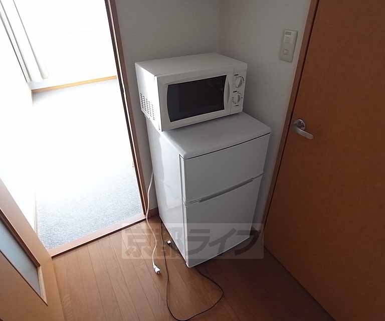 その他設備　備え付きの冷蔵庫とレンジです。