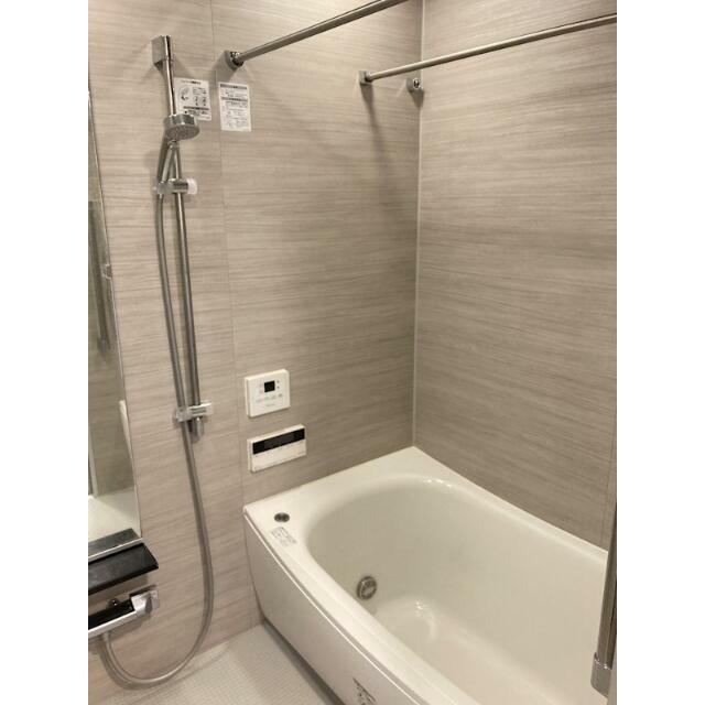 バス・シャワールーム　追い焚き機能、浴室乾燥機付きバス。