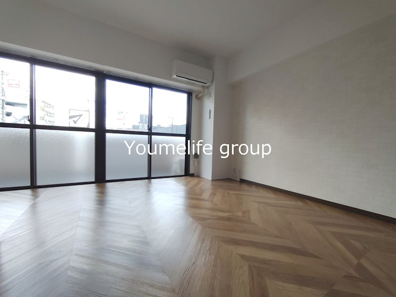 居室・リビング　リビングはお気に入りのソファやクッションでくつろげる空間に