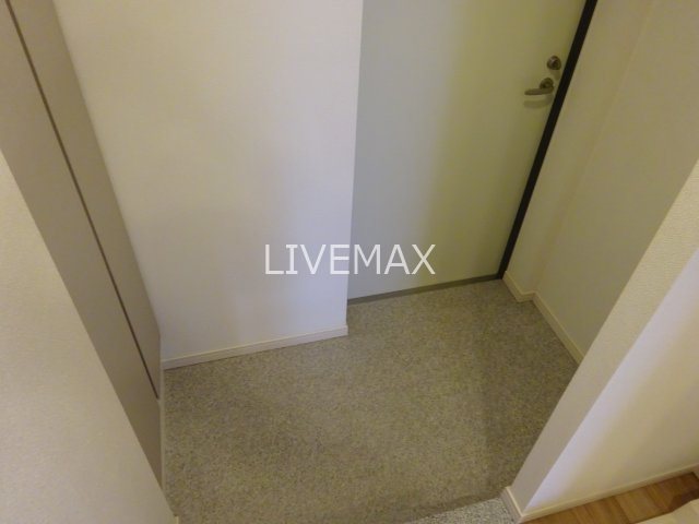 玄関　仲介手数料は賃料の半月分以下です