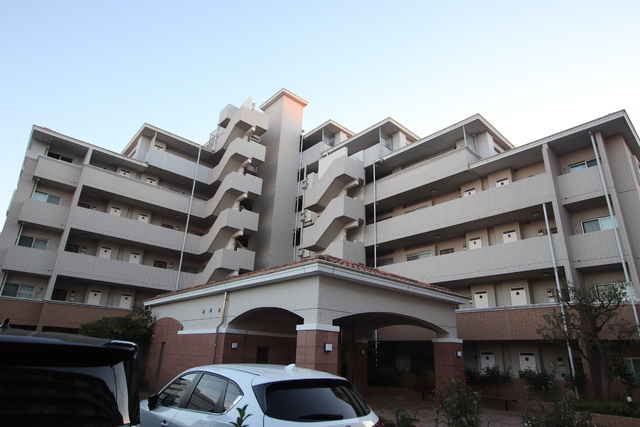 建物外観　地上８階建て鉄筋コンクリートマンション