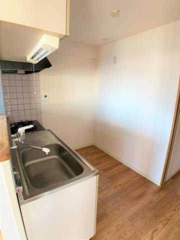 キッチン　別部屋反転間取りのお写真となります。