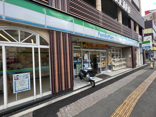コンビニ　ファミリーマート（コンビニ）まで70m
