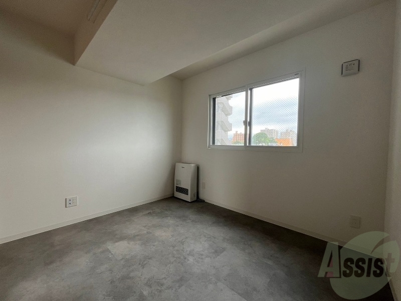 その他部屋・スペース　寝室はこちらです。光が差し込む、温かみのあるお部屋です。