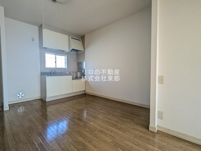 キッチン　キッチンにも小窓があるので、匂いこもりを防ぎます♪