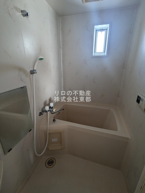 バス・シャワールーム　窓付きのバスルーム♪換気もできて気持ちいいですね♪