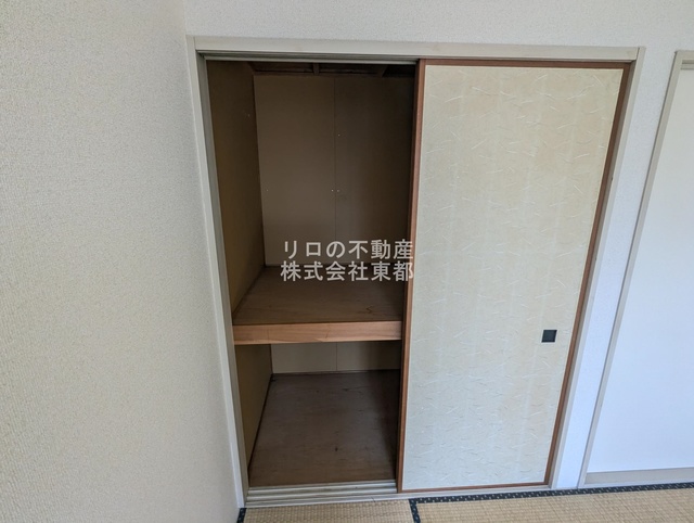 収納　押入れタイプは奥行がある収納力！