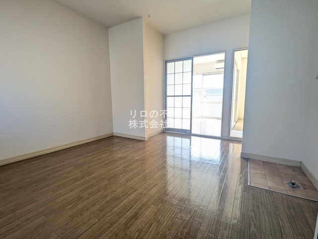 居室・リビング　ダイニングテーブルを置いたり自由にレイアウトできます☆