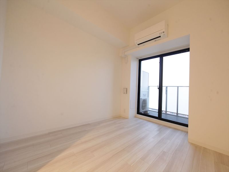 居室・リビング　洋室7.3帖　収納充実　エアコン付　バルコニーに面しています