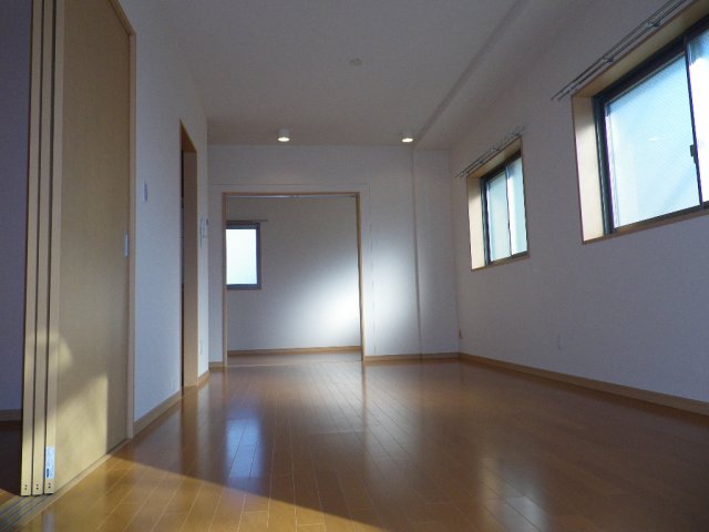 ヴェージュプリムローズの居間写真