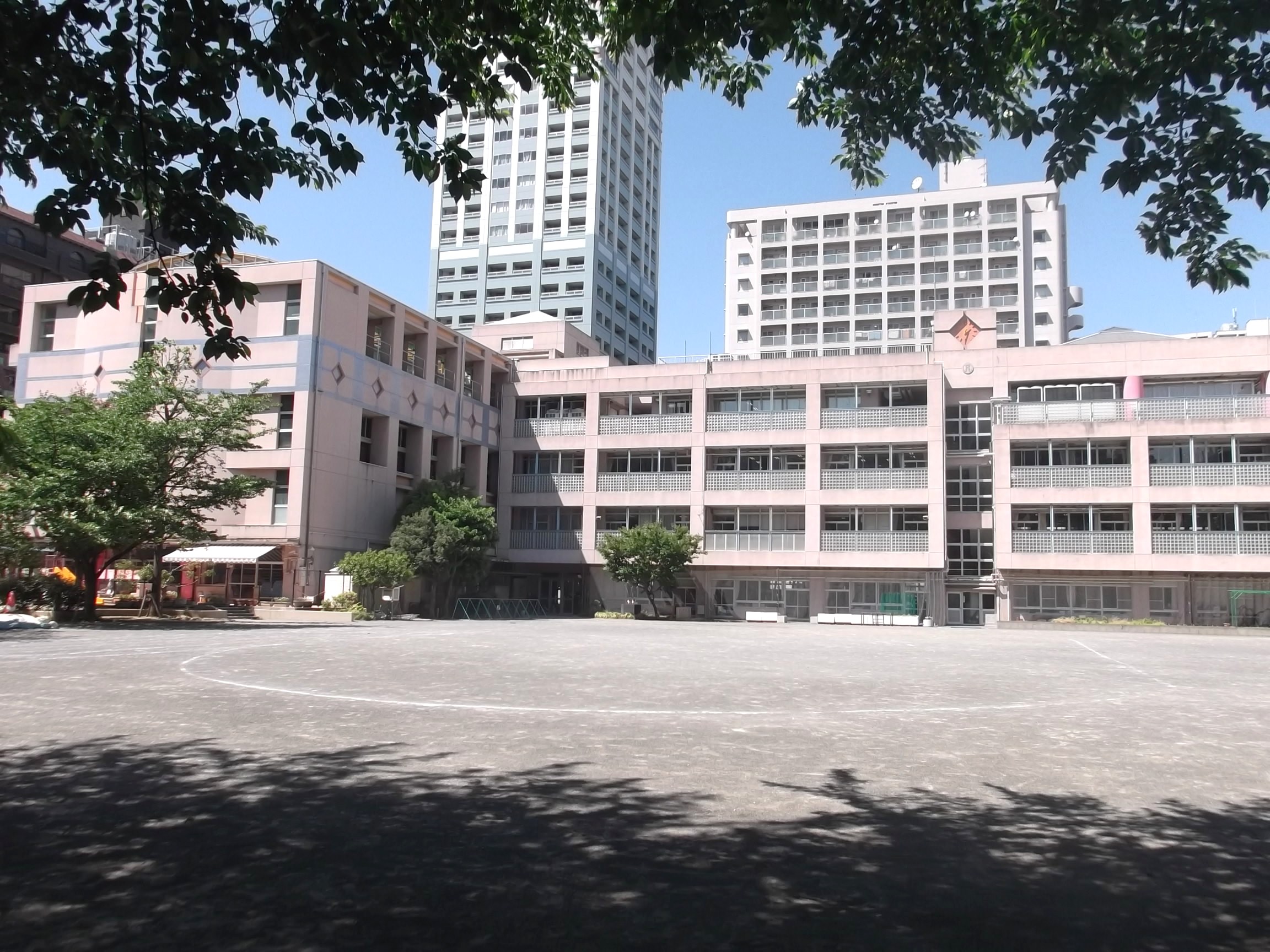 小学校　新宿区立花園小学校（小学校）まで416m