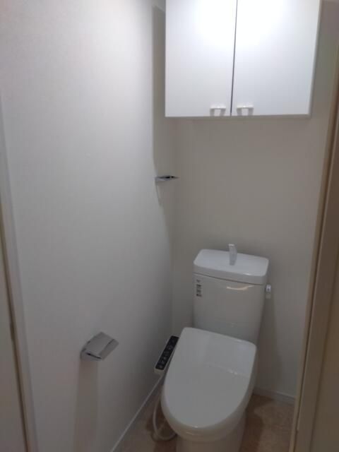 トイレ　トイレ・温水洗浄便座を新設。上部収納付きで機能性にも配慮