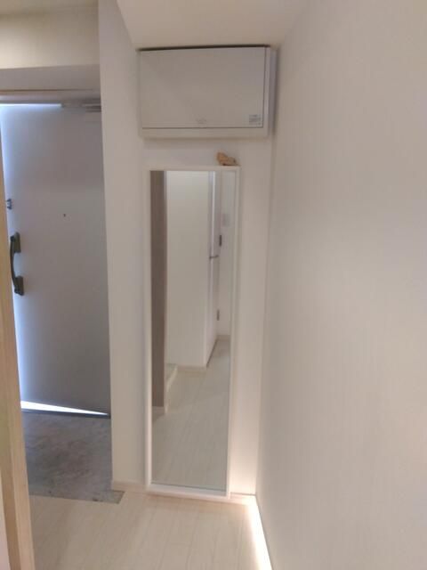 玄関　姿見を新設。お出かけ前の身だしなみ確認にも便利