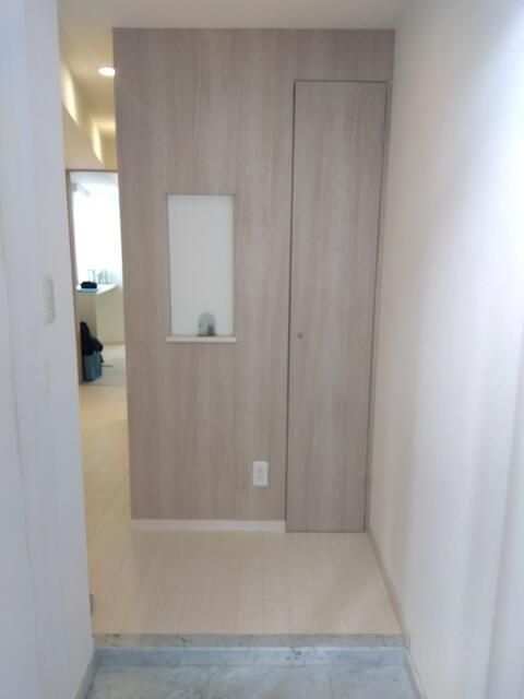 その他部屋・スペース　グレイッシュな木目が印象的な玄関ホール