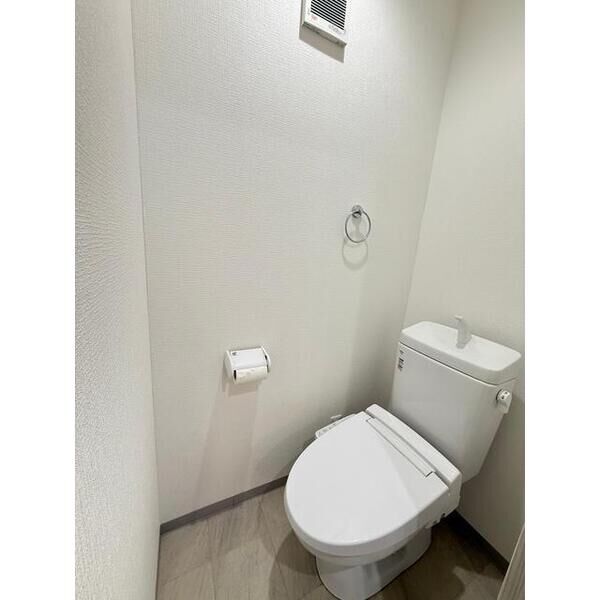 トイレ　温水洗浄便座機能付き♪